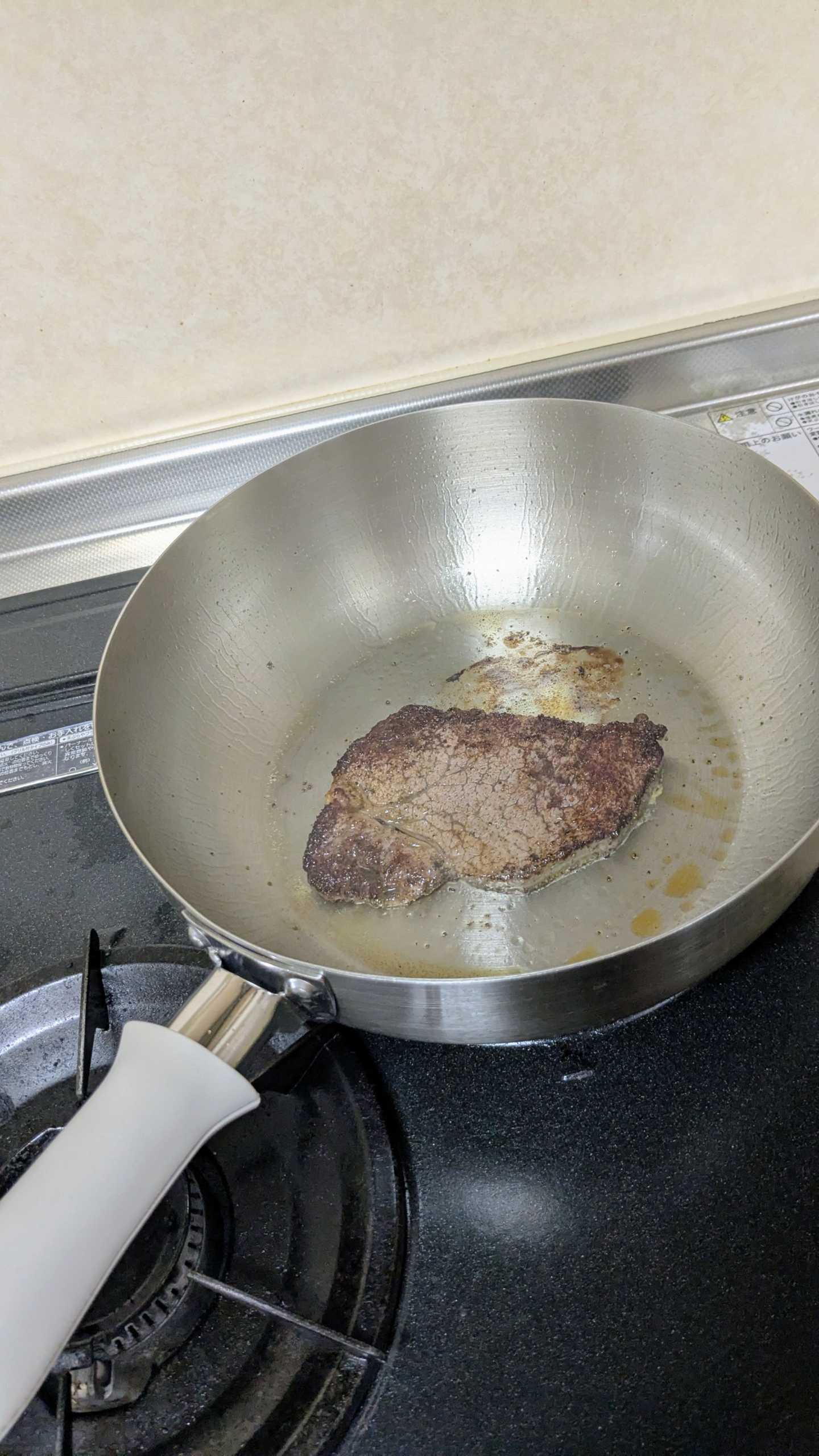 フジノスのアルミクラッド三層フライパン(中華鍋)で焼くステーキ